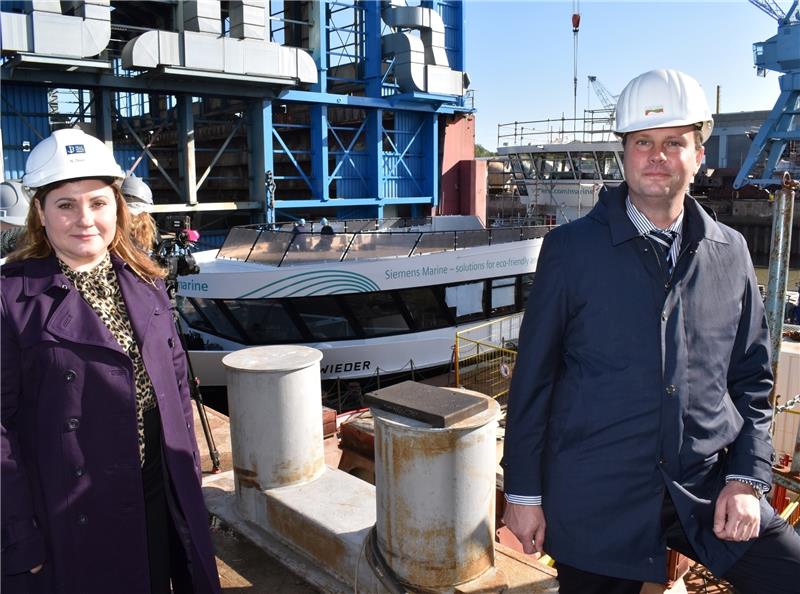 Stolz präsentieren der neue HADAG-Vorstand Dr. Tobias Haack (44) und Werft-Chefin Natallia Dean auf der Pella Sietas-Werft in Neuenfelde die neue Fähre „Kehrwieder“. Der Neubau ist nahezu baugleich mit der im Mai 2017 in Dienst gestellten „