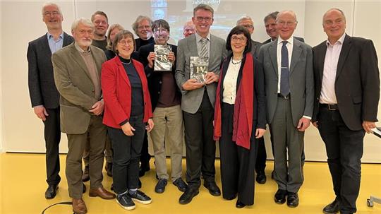 Stolz präsentieren die beiden Verleger Norbert Fischer (Mitte links) und Michael Ehrhardt (Mitte rechts) gemeinsam mit den Autoren und dem Landschaftsverband den vierten Band zur Regionalgeschichte.