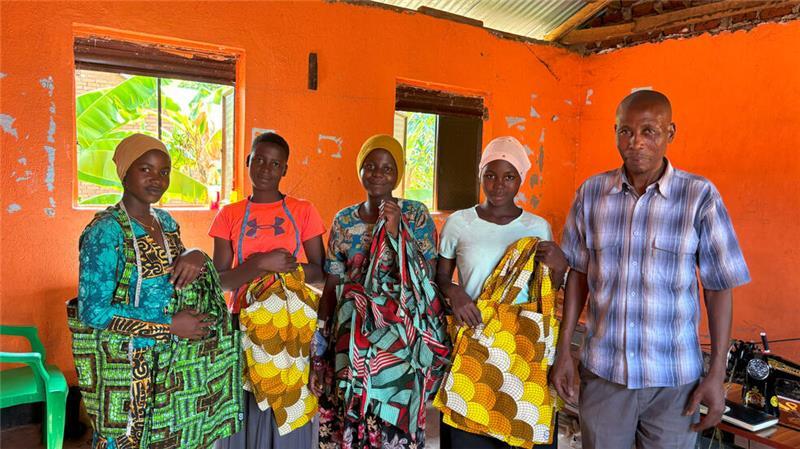 Altländer wollen junge Frauen in Uganda vor Armut bewahren Stolz präsentieren die jungen Frauen ihre Arbeiten.