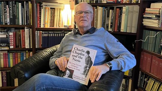 Stolz präsentiert Norbert Aping sein neuestes Buch über die filmhistorischen Zusammenhänge zwischen Charlie Chaplin und den Nationalsozialisten.