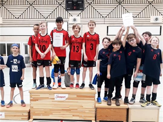 Stolz wie Oskar: die U12-Vizemeister vom TSV Hollern-Twielenfleth (rechts). Benedikt Brill, Jakob Martin, Michel Stülten, Paul Dürkes, Elia Grünitz (von links) . Foto: privat