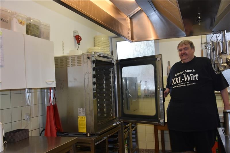 Kutenholzer Festhalle erstrahlt in neuem Glanz Stolz zeigt Dieter Murck das neuste Küchengerät, einen Kombidämpfer. Foto: Felsch