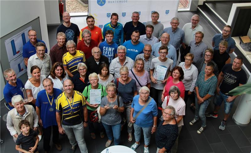 Stolze Stadtradler: Im Buxtehuder Stadthaus sind Teams und Teilnehmer ausgezeichnet worden. Foto Richter