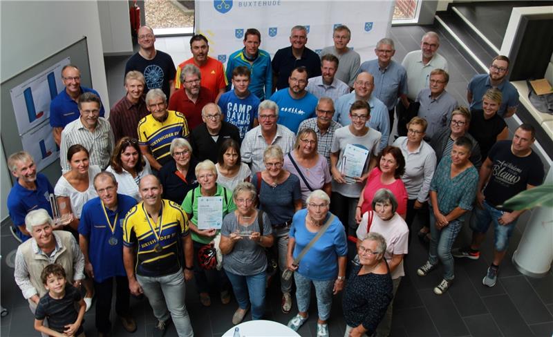 In Buxtehude geht’s auch ohne Auto Stolze Stadtradler: Im Buxtehuder Stadthaus sind Teams und Teilnehmer ausgezeichnet worden. Foto Richter