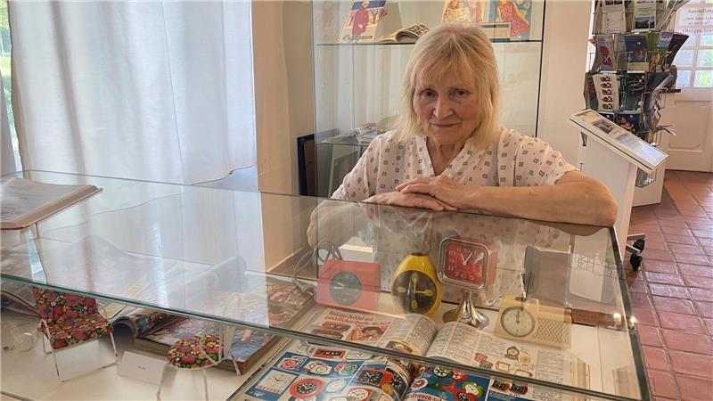 Stolzer Fundus: Zu den aufgeschlagenen Katalogseiten hat Monika Freund die passenden Retrostücke ausgestellt.