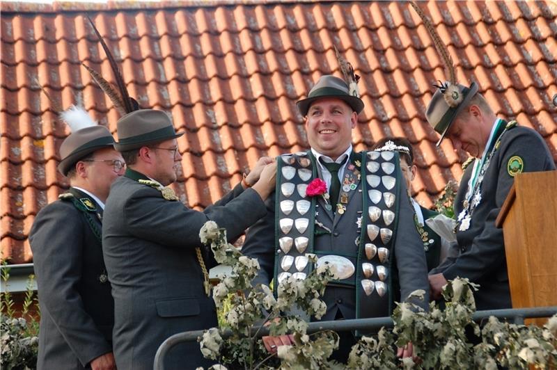 Warum Ahlerstedts neuer König unbedingt treffen wollte Stolzer Schützenkönig: Tobias Kruse beim Anlegen der Königskette.