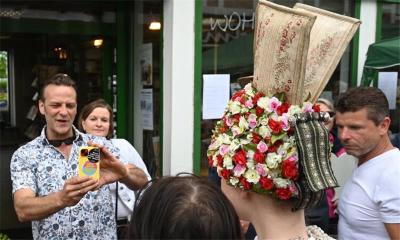 Plattdeutsch und Lehramt: Das ist die neue Altländer Blütenkönigin Linn Schuback Stolzer Vater: Axel Schuback, Vorsitzender der Elbe-Obst, macht ein Foto für eine Touristin.