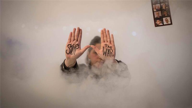 Demonstranten in Israel fordern Ende des Gaza-Kriegs „Stop the war!“ - Nur ein Ende des Kriegs kann die Geiseln nach Hause bringen, sagen viele Angehörige.
