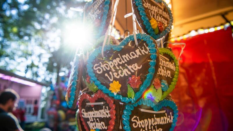 „Stoppelmarkt Vechta“ steht auf Lebkuchenherzen an einem Süßigkeitenstand.