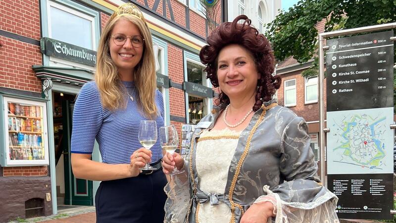Deutsche Weinkönigin hat das Stader Winzerfest eröffnet – Das wird geboten Stoßen auf das Winzerfest in der Stader Altstadt an: Weinkönigin Eva Brockmann und Gräfin Aurora von Königsmarck alias Marlene Plate.