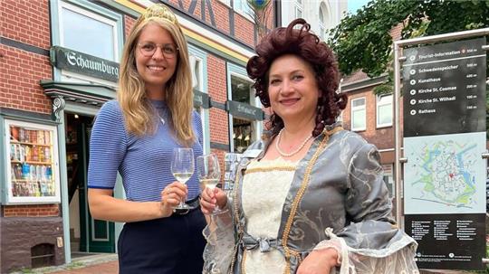 Stoßen auf das Winzerfest in der Stader Altstadt an: Weinkönigin Eva Brockmann und Gräfin Aurora von Königsmarck alias Marlene Plate.