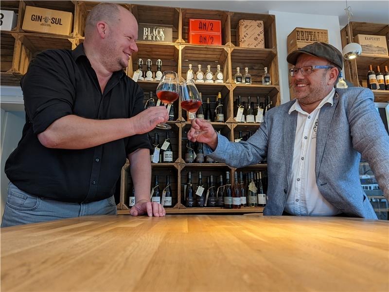 Stoßen auf gute Partnerschaft an: Thorge Evers (links) und Arndt Weßel. Foto: Battmer