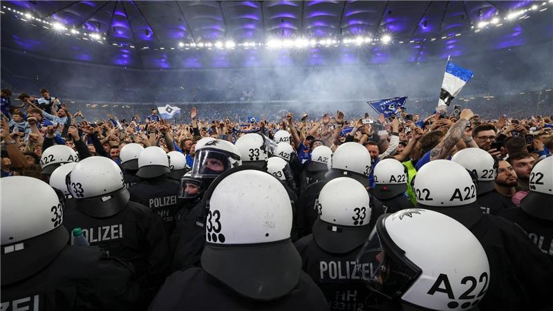 Fanhilfen beklagen harte Polizeieinsätze - GdP widerspricht Stoßen immer wieder beim Fußball aufeinander: Polizei und Fußballfans