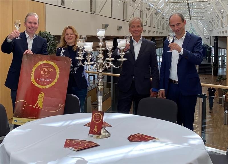 Stoßen schon mal auf den Opernball an (von links): Jens Drexler (Volksbank), Stadeum-Chefin Silvia Stolz, Volker Mohr vom Modehaus Mohr in Dollern und Eike Albrecht vom Stadissimo. Foto: Stadeum