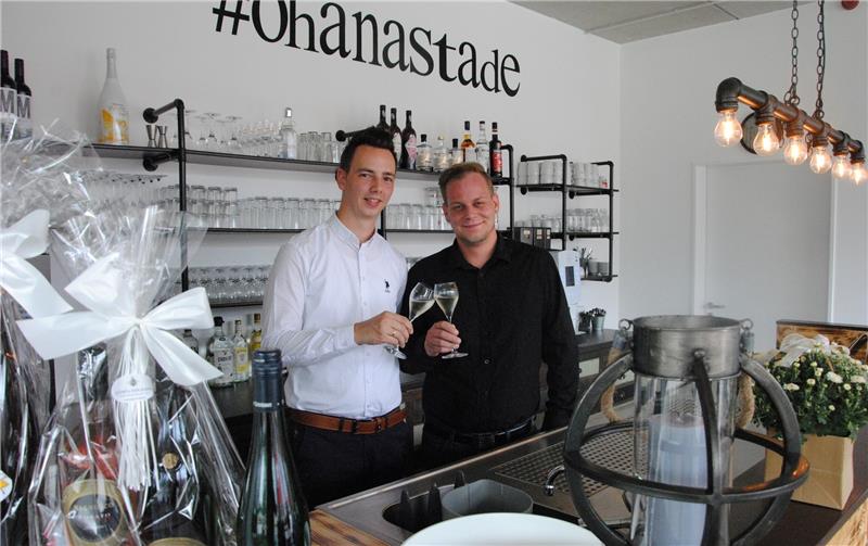 Stoßen zur Eröffnung des Bistros „ohana“ am Seniorencampus an: die Küchenchefs Nils Kleine und Sascha Romahn. Foto Stief