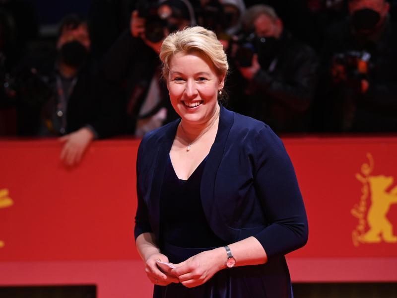 Straffes Programm: Eben noch bei der Ministerpräsidentenkonferenz, jetzt auf dem roten Teppich: Berlins Regierende Bürgermeisterin Franziska Giffey. Foto: Jens Kalaene/dpa-Zentralbild/dpa