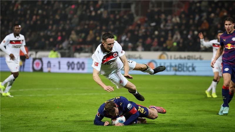 Strafstoß in der Nachspielzeit: Leipzigs David Raum (unten) foult St. Paulis Angreifer Martijn Kaars (oben)-