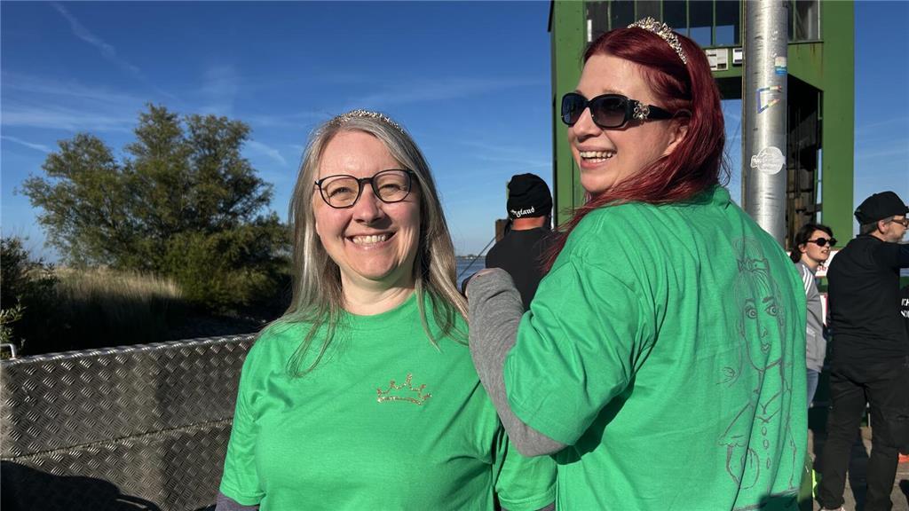 Strahlen mit selbstkreierten Fan-Shirts und Diademen: Isabell Bosse und Kerstin ...