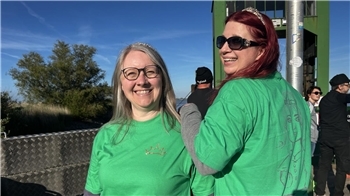 Strahlen mit selbstkreierten Fan-Shirts und Diademen: Isabell Bosse und Kerstin Schade aus Cuxhaven. Sie kennen und lieben Grossstadtgeflüster nicht nur vom Deichbrand-Festival.
