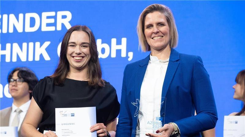 Strahlend nimmt Marla Martwich (l.) die Urkunde von Swaantje Creusen, Vorsitzende des DIHK-Bildungsausschusses, entgegen. 