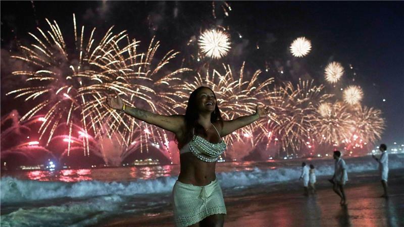 Strahlend startet diese Frau in Rio ins neue Jahr.