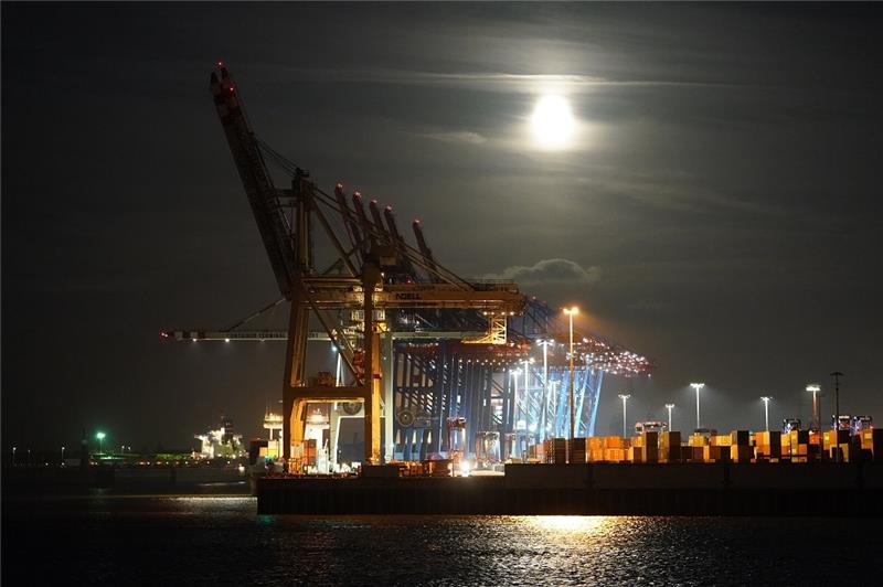 Wirtschaft im Norden fordert vom Bund mehr Tempo beim Hafenausbau Strahlende Aussichten? Die Wirtschaft fordert einen schnelleren Ausbau des Hafen. Foto: dpa (Symbolbild)