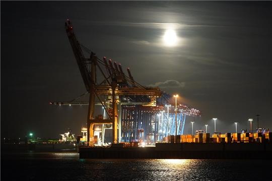 Strahlende Aussichten? Die Wirtschaft fordert einen schnelleren Ausbau des Hafen. Foto: dpa (Symbolbild)