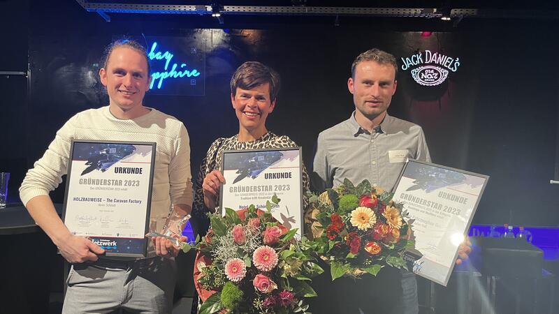 Strahlende Gewinner: Gründerpreisträger Kevin Schmidt (links) mit Merle Pape und Julian Roß (beide Sonderpreisträger).