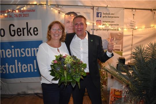 Strahlende Wahlsieger: der neue Samtgemeindebürgermeister Timo Gerke mit seiner Frau Claudia auf der Wahlparty im Feriendorf Altes Land. Archivfoto: Vasel