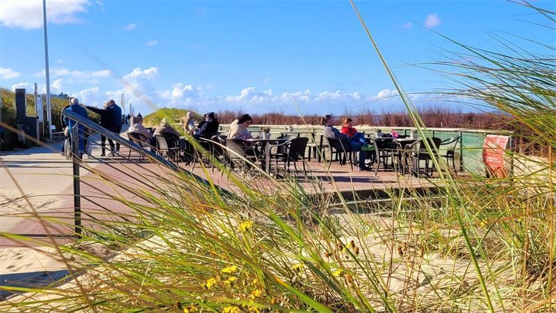 Krise: Warum volle Restaurants allein nicht mehr reichen Strahlender Herbsttag an Cuxhavens Küste: Die Gäste genießen am Sonnabend die letzten warmen Sonnenstrahlen und lassen es sich bei Kaffee, Kuchen und kühlen Getränken in der Außengastronomie gut gehen.