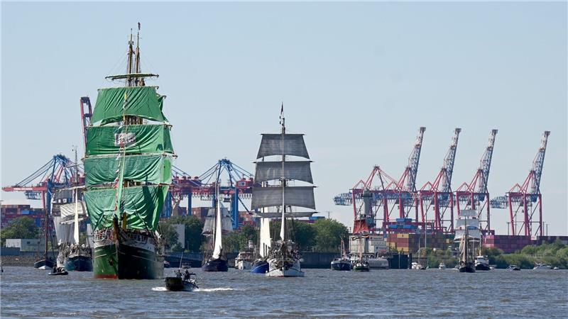 Strahlender Sonnenschein bei der traditionellen Einlaufparade des Hafengeburtstags