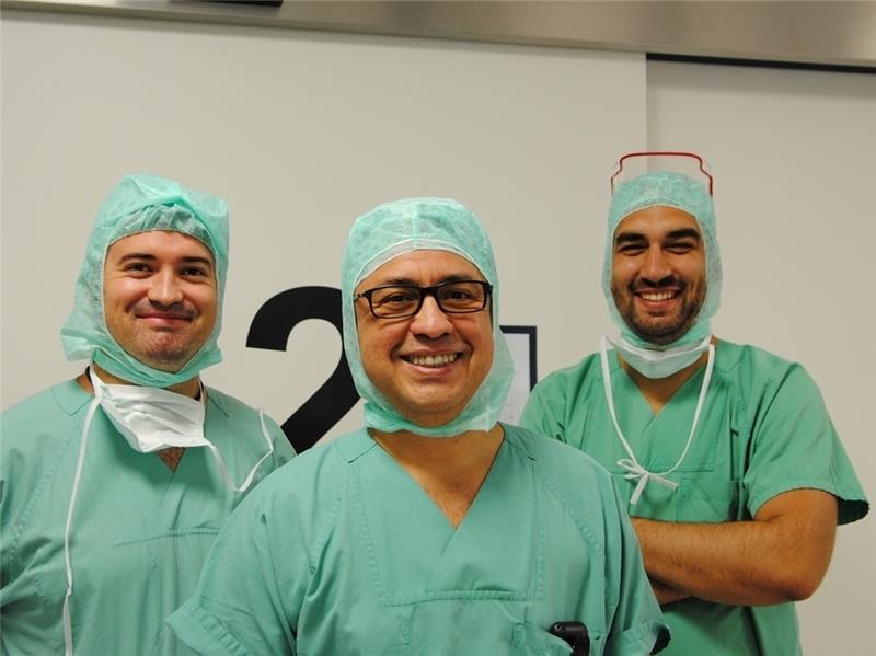 Strahlendes Lächeln nach der Operation in Saal zwei: José Martín Pimienta Vásquez, Oberarzt am Elbe Klinikum Buxtehude in der Mitte, links hinter ihm Fernando Yagüe Solís von der Universitätsklinik Palencia und rechts Sergio García Granja v