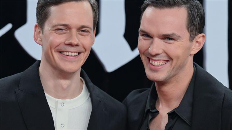 Strahlten am Zoo Palast um die Wette: Bill Skarsgård und Nicholas Hoult.