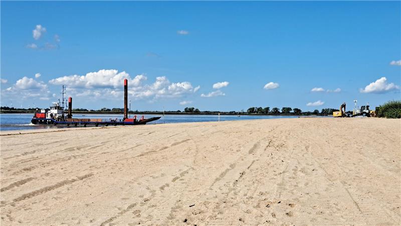 Strand, Strand, Strand, so weit das Auge reicht. In Sandstedt wurden 60.000 Kubikmeter Sand aufgespült. Foto: Jan Iven