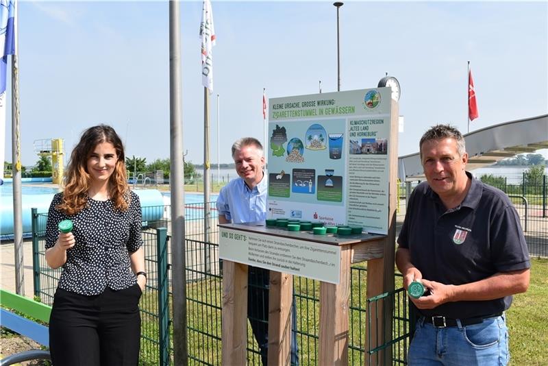 Strandaschenbecher im Freibad: Klimaschutzmanagerin Phoebe Schütz, Verwaltungsvize Tim Siol und Bürgermeister Timo Gerke. Foto: Vasel