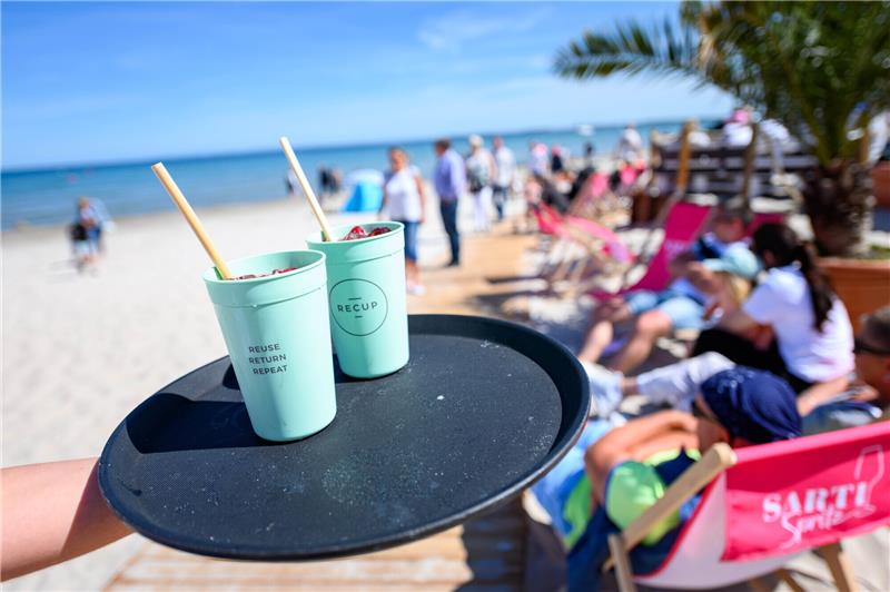 Strandbars bieten ihren Gästen kühle Getränke, bunte Cocktails und leckere Speisen an. Und ein unbeschwertes Urlaubsgefühl mit den Füßen im Sand.