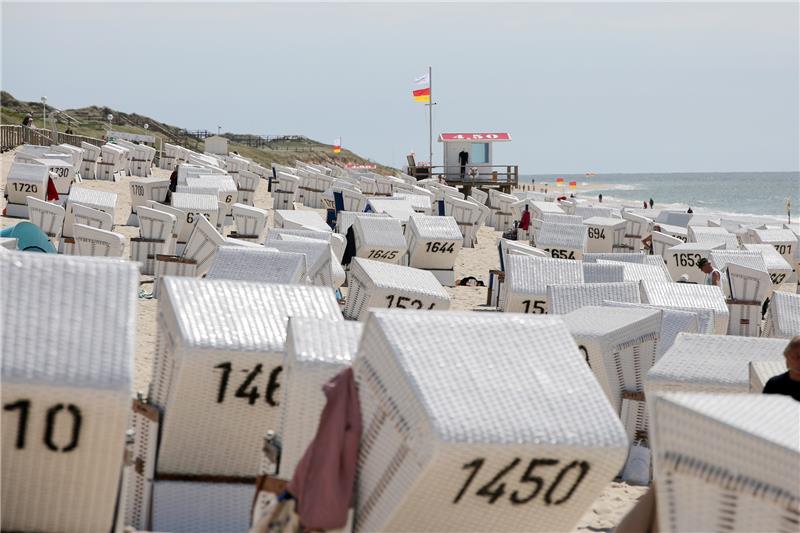 Strandkörbe in Westerland auf Sylt. Auf der Insel ist am Samstag eine Demonstration geplant. Foto: Bodo Marks/dpa