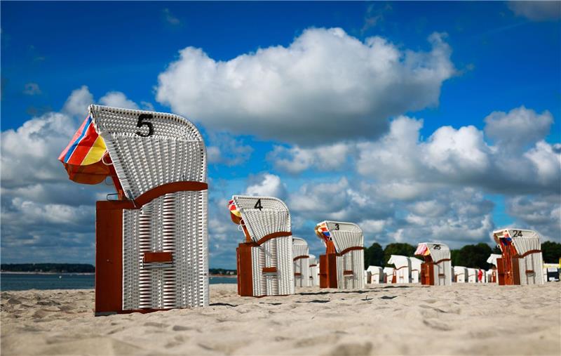 Strandkörbe stehen am Ostseestrand in Sierksdorf.