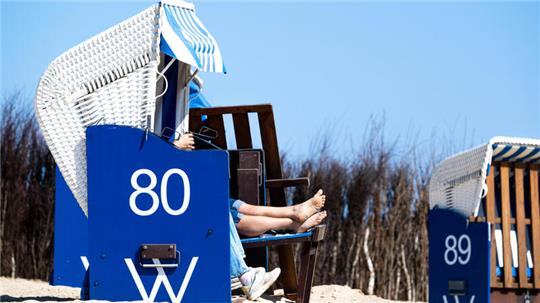 Strandkörbe stehen am Strand von Döse.