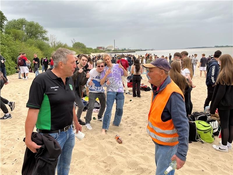 Strandwächter Ernst August Pape (rechts) und Lühes Samtgemeindebürgermeister Timo Gerke schauen nach dem Rechten. Foto: Vasel