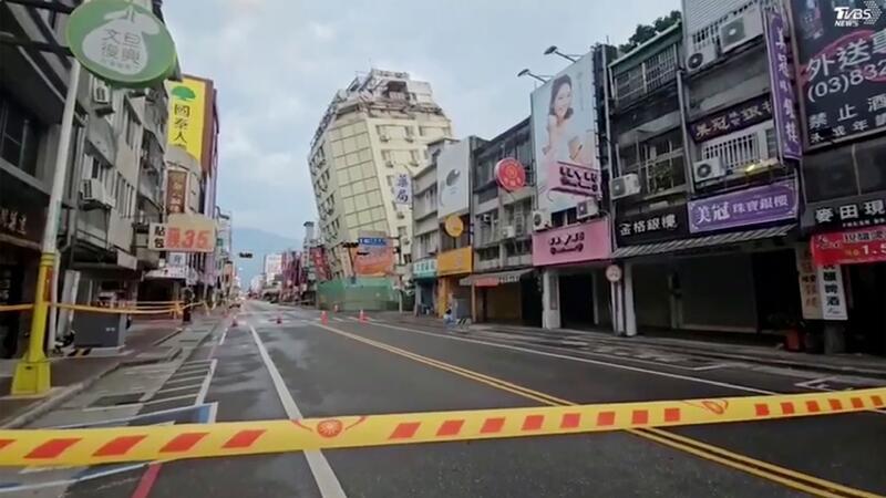 Straßen in Hualien sind abgesperrt, nachdem der Osten von Taiwan von einer Reihe von Erdbeben erschüttert wurde.