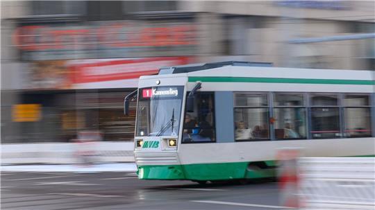 Straßenbahnen gelten heute in vielen Städten als modernes und umweltfreundliches Verkehrsmittel. (Symbolbild)