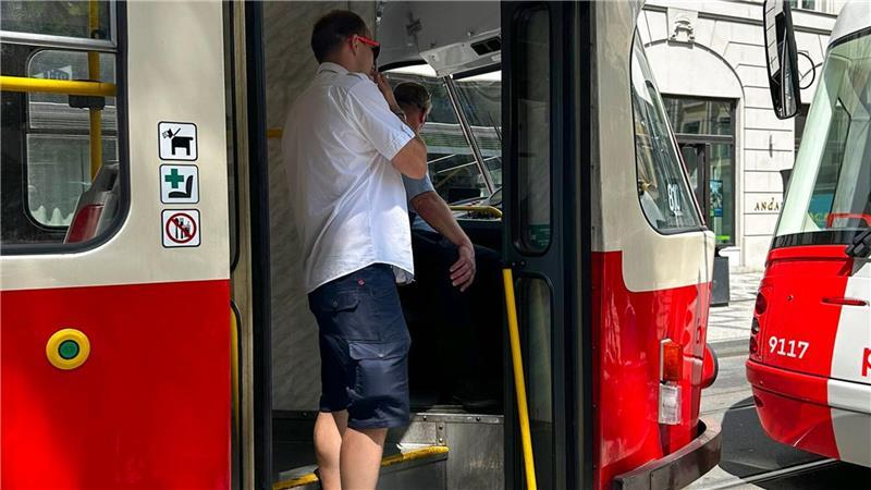 Tschechiens Stromversorgung funktioniert nach Ausfall wieder Straßenbahnfahrer unterhalten sich in einer stehenden Straßenbahn miteinander.