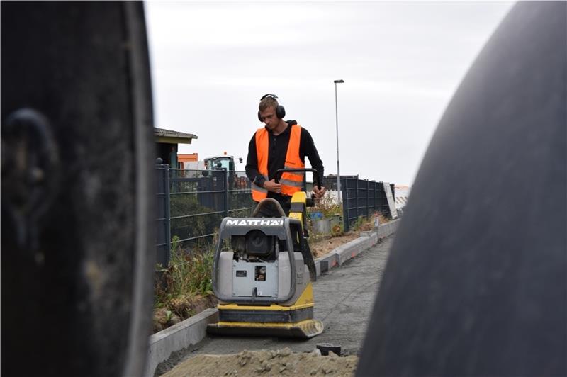 Sanierung Kurze Straße: 550.000 Euro für rund 160 Meter Straßenbauer Jendrik Hanno vom Bauunternehmen Matthäi fährt mit der Rüttelplatte über den Schotter . Foto: Battmer