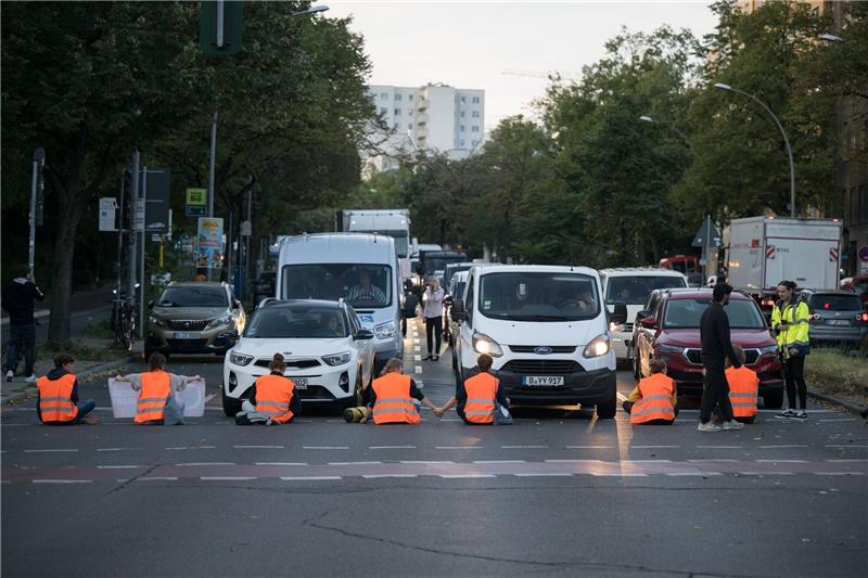 Erneut Straßenblockaden von Klimademonstranten in Berlin Straßenblockade der Letzten Generation auf dem Mehringdamm in Berlin.
