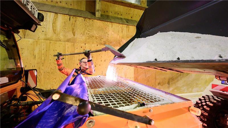 Tarifstreit um öffentlichen Dienst zäher als erwartet Straßendienst-Beschäftigte sind nur einige der Betroffenen der Tarifverhandlungen für den öffentlichen Dienst. (Archivbild)