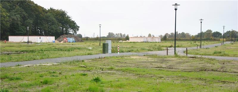 Straßenlaternen stehen schon an der noch namenlosen Siedlungsstraße, die ersten beiden Häuser werden gebaut: 42 der 43 Bauplätze im Baugebiet Nodorpsweg in Agathenburg sind vergeben. Foto Lohmann