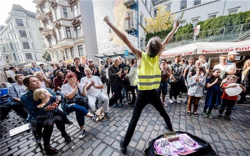 Straßenmusiker Stephen Taylor aus Kanada trat am Sonntag auf dem Schanzenfest auf. Foto dpa