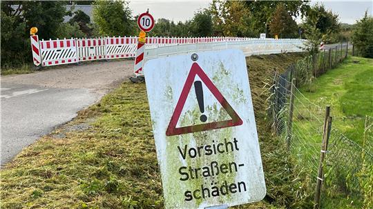 Straßenschäden: Blick von der K39 in Borstel auf die Wellenstraße in Richtung Königreich.