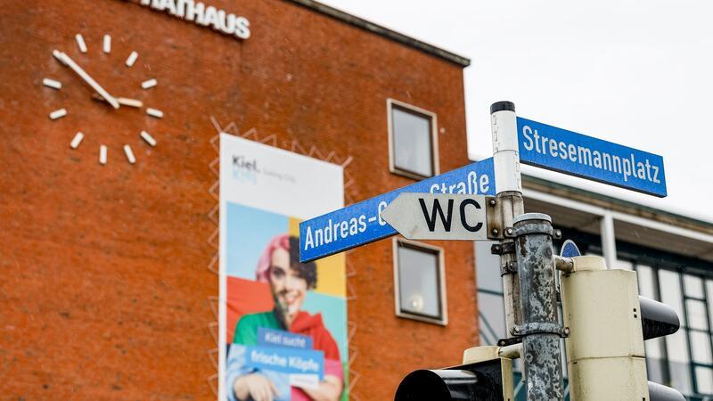 17-Jährige wurde vor Unfall im Auto erstochen Straßenschilder kennzeichen die Kreuzung Andreas-Gayk-Straße und Stresemannplatz in Kiel, an der das Auto des tatverdächtigen 19-Jährigen mit einem anderen zusammenstieß.